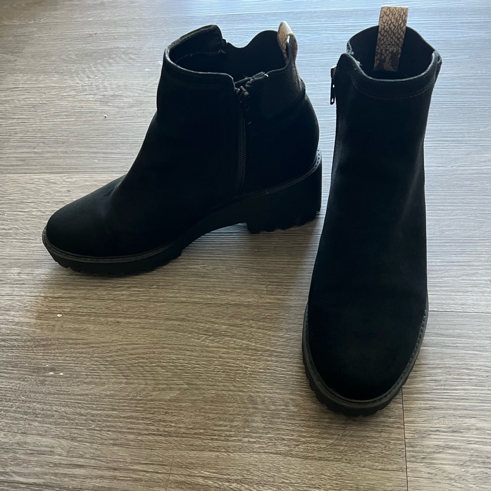 Women’s suede boots